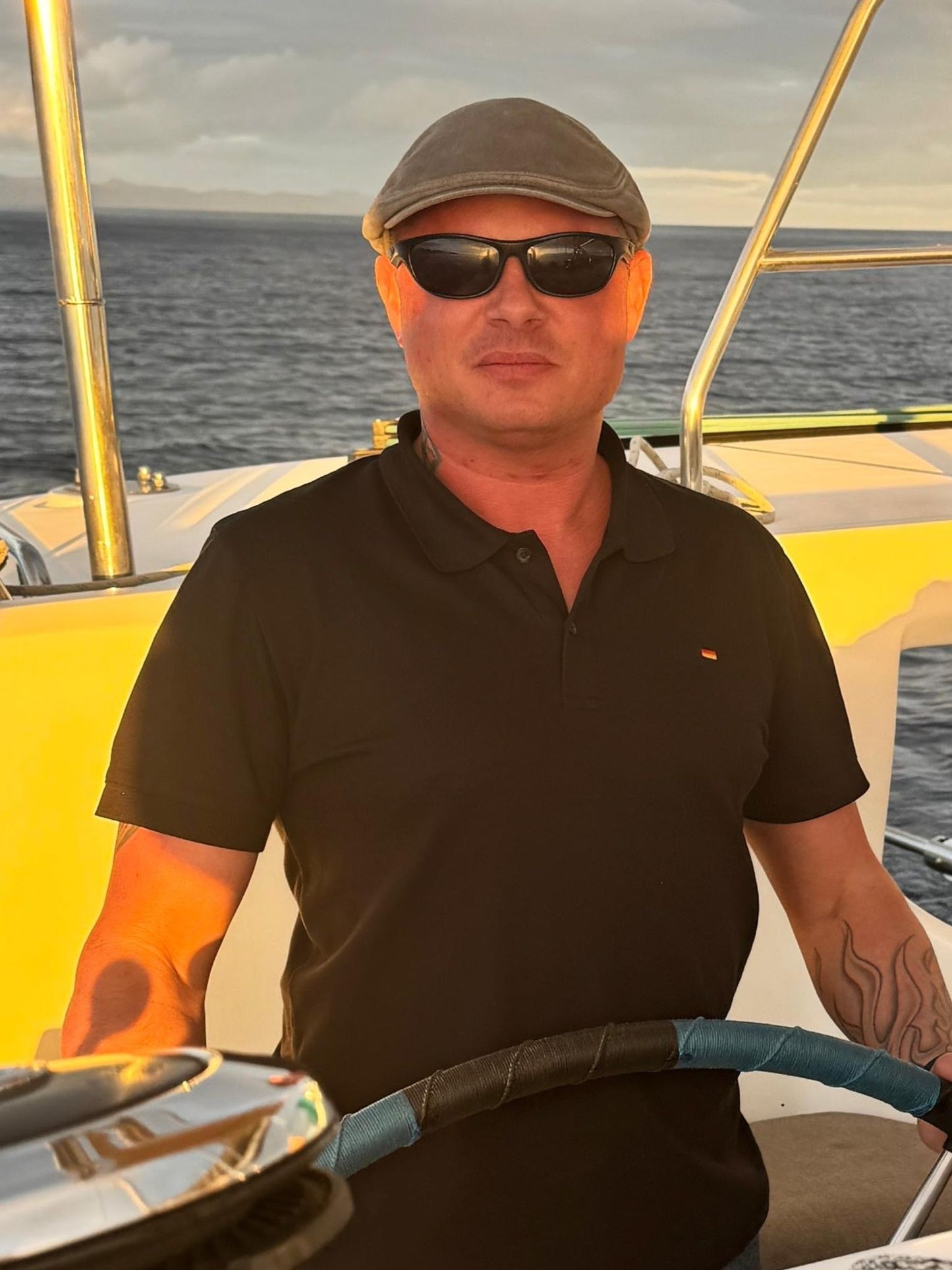 Herren Polohemd schwarz figurbetont Deutschlandflagge